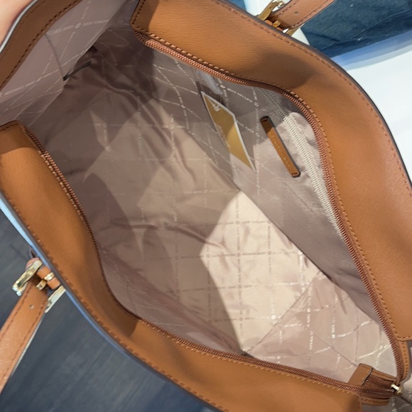 MICHAEL KORS GILLY LARGE DRAWSTRING TRAVEL SHOULDER TOTE SIGNATURE 
VANILLA 
NWT - Picture 13 of 16